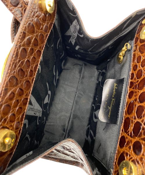 Salvatore Ferragamo（サルヴァトーレ フェラガモ）Salvatore Ferragamo (サルヴァトーレ フェラガモ) クロコ型押しハンドバッグ ブラウン サイズ:-の古着・服飾アイテム