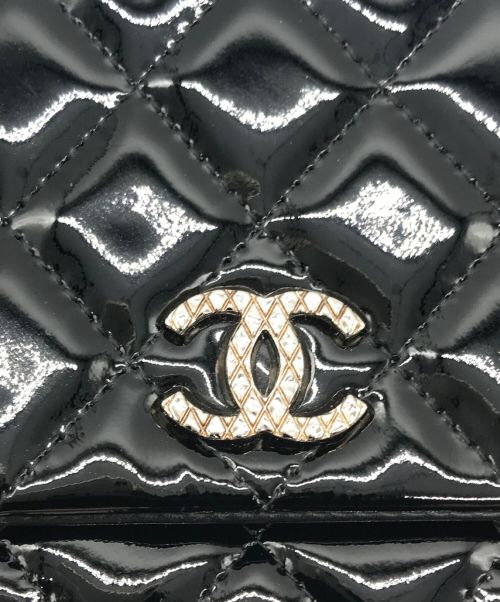 CHANEL（シャネル）CHANEL (シャネル) パテントミニマトラッセショルダーバッグ ブラックの古着・服飾アイテム