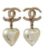 CHANELシャネル）の古着「metal gold white CC earrings」｜ホワイト