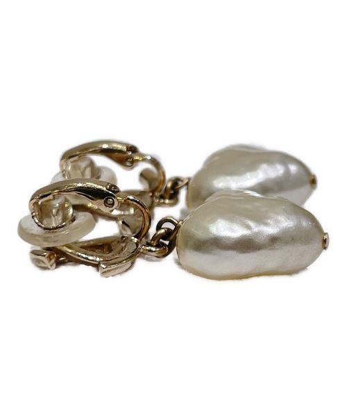 CHANEL（シャネル）CHANEL (シャネル) metal gold white CC earrings ホワイトの古着・服飾アイテム