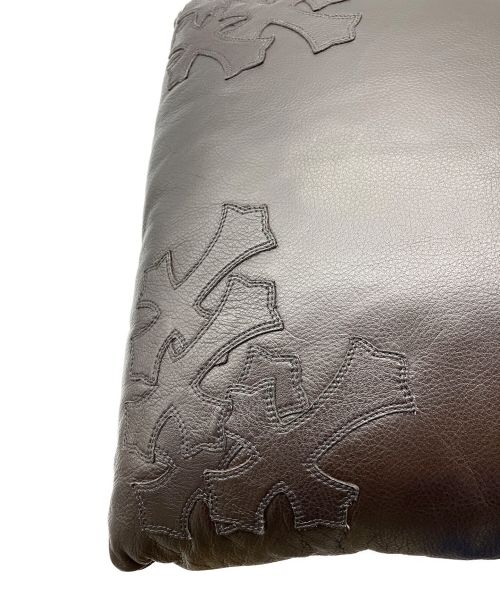 CHROME HEARTS（クロムハーツ）CHROME HEARTS (クロムハーツ) クロスチャームレザークッションの古着・服飾アイテム