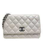 CHANELシャネル）の古着「マトラッセチェーンウォレット」｜アイボリー