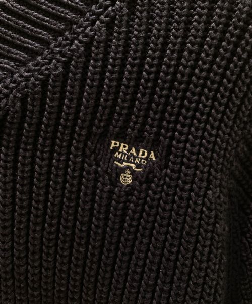 PRADA（プラダ）PRADA (プラダ) ショート丈ロゴVネックニット ネイビー サイズ:38の古着・服飾アイテム