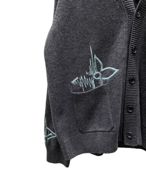 LOUIS VUITTON（ルイ ヴィトン）LOUIS VUITTON (ルイ ヴィトン) LVフリークエンシーカーディガン グレー サイズ:XL 未使用品の古着・服飾アイテム