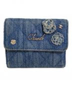 CHANELシャネル）の古着「カメリア装飾3つ折り財布」｜インディゴ