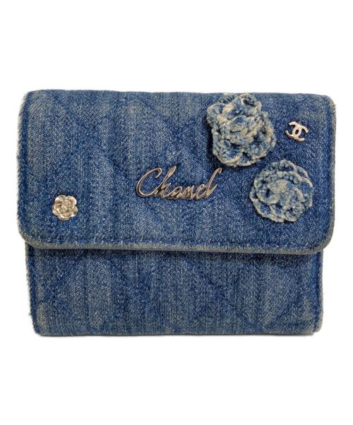 CHANEL（シャネル）CHANEL (シャネル) カメリア装飾3つ折り財布 インディゴ サイズ:-の古着・服飾アイテム