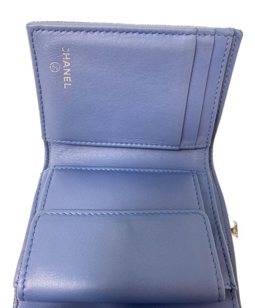 CHANEL（シャネル）CHANEL (シャネル) カメリア装飾3つ折り財布 インディゴ サイズ:-の古着・服飾アイテム