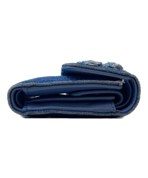 CHANEL（シャネル）CHANEL (シャネル) カメリア装飾3つ折り財布 インディゴ サイズ:-の古着・服飾アイテム
