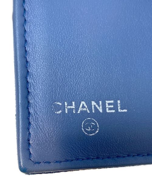 CHANEL（シャネル）CHANEL (シャネル) カメリア装飾3つ折り財布 インディゴ サイズ:-の古着・服飾アイテム