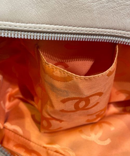 CHANEL（シャネル）CHANEL (シャネル) マルチポケット ショルダーバッグ ベージュの古着・服飾アイテム