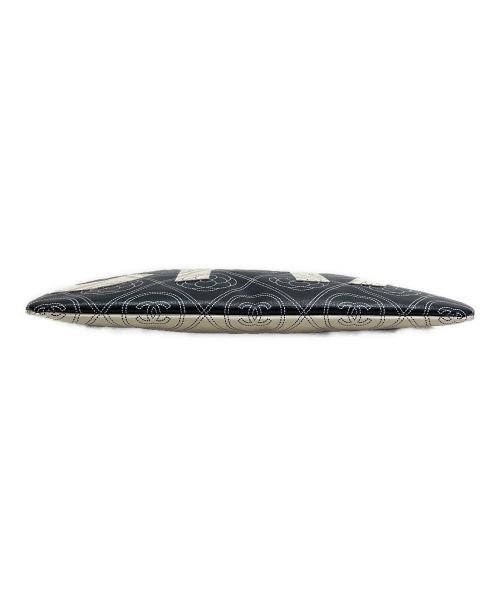 CHANEL（シャネル）CHANEL (シャネル) カメリアクラッチバッグ ブラック×ホワイトの古着・服飾アイテム