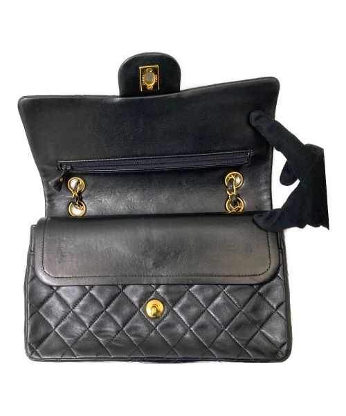 CHANEL（シャネル）CHANEL (シャネル) ダブルフラップチェーンショルダーバッグ ブラックの古着・服飾アイテム