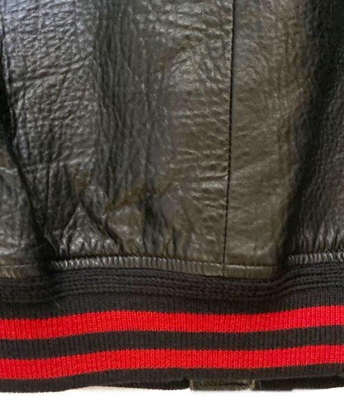 Saint Laurent Paris（サンローランパリ）Saint Laurent Paris (サンローランパリ) ダメージ加工リブラインオールラムレザー スタジャン テディ ジャケット ブラック×レッド サイズ:42の古着・服飾アイテム