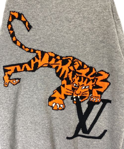 LOUIS VUITTON（ルイ ヴィトン）LOUIS VUITTON (ルイ ヴィトン) タイガーインタルシア刺繍ニット グレー サイズ:XLの古着・服飾アイテム