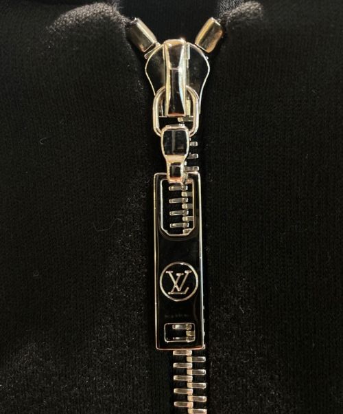 LOUIS VUITTON（ルイ ヴィトン）LOUIS VUITTON (ルイ ヴィトン) LVスタンプ ジップアップパーカー ブラック サイズ:XSの古着・服飾アイテム