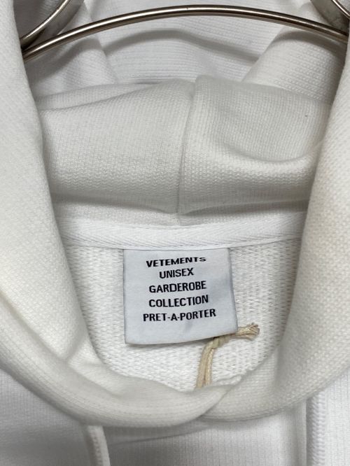 VETEMENTS（ヴェトモン）VETEMENTS (ヴェトモン) ロゴレーベルプルオーバーパーカー ホワイト×ピンク サイズ:Sの古着・服飾アイテム
