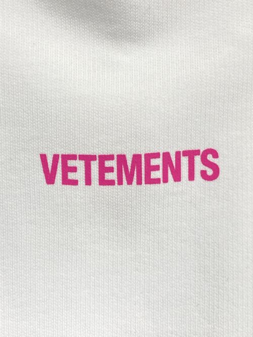VETEMENTS（ヴェトモン）VETEMENTS (ヴェトモン) ロゴレーベルプルオーバーパーカー ホワイト×ピンク サイズ:Sの古着・服飾アイテム