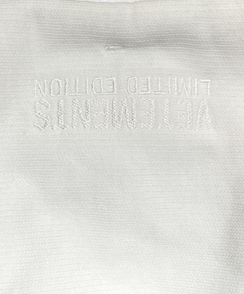 VETEMENTS（ヴェトモン）VETEMENTS (ヴェトモン) ロゴレーベルプルオーバーパーカー ホワイト×ピンク サイズ:Sの古着・服飾アイテム