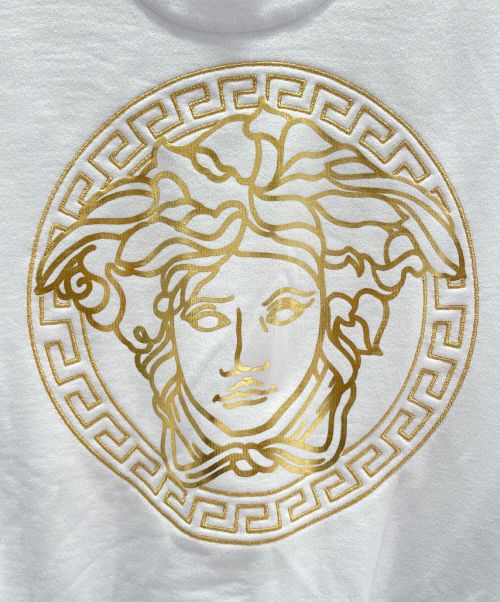 FENDACE（フェンダーチェ）FENDACE (フェンダーチェ) FENDI (フェンディ) VERSACE (ヴェルサーチェ) メデューサ ズッカ刺繍パーカー ホワイト×ゴールド サイズ:Mの古着・服飾アイテム