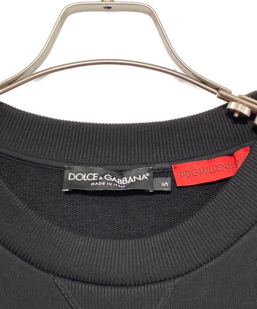 DOLCE & GABBANA（ドルチェ＆ガッバーナ）DOLCE & GABBANA (ドルチェ＆ガッバーナ) LOGO DETAILED CREWNECK SWEATSHIRT ブラック サイズ:Sの古着・服飾アイテム