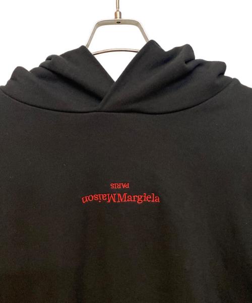Maison Margiela（メゾンマルジェラ）Maison Margiela (メゾンマルジェラ) 22AWアップサイドダウンロゴプルオーバーパーカー ブラック サイズ:46の古着・服飾アイテム
