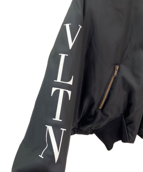 VALENTINO（ヴァレンティノ）VALENTINO (ヴァレンティノ) アームロゴMA-1ジャケット ブラック サイズ:36の古着・服飾アイテム