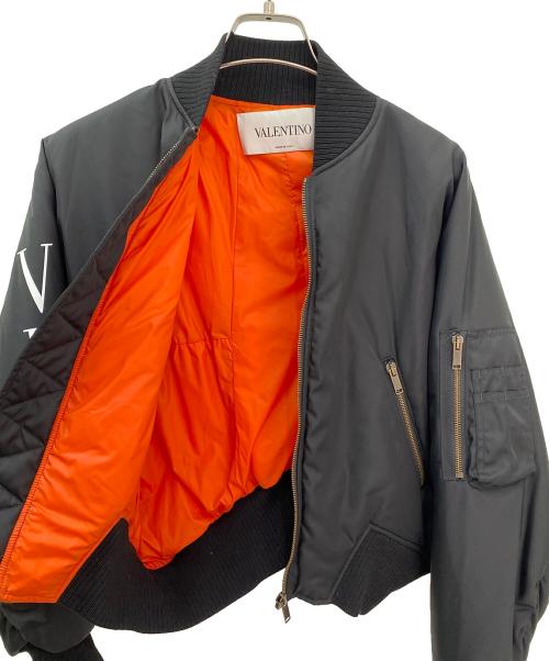 VALENTINO（ヴァレンティノ）VALENTINO (ヴァレンティノ) アームロゴMA-1ジャケット ブラック サイズ:36の古着・服飾アイテム