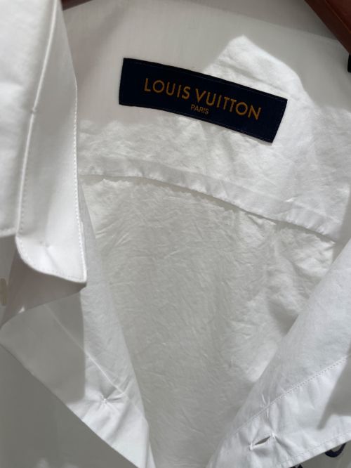 LOUIS VUITTON（ルイ ヴィトン）LOUIS VUITTON (ルイ ヴィトン) Logo print shirt ホワイト×ネイビー サイズ:Sの古着・服飾アイテム