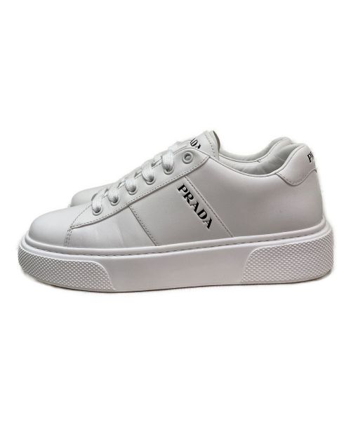PRADA（プラダ）PRADA (プラダ) レザーロゴスニーカー ホワイト サイズ:37.5の古着・服飾アイテム