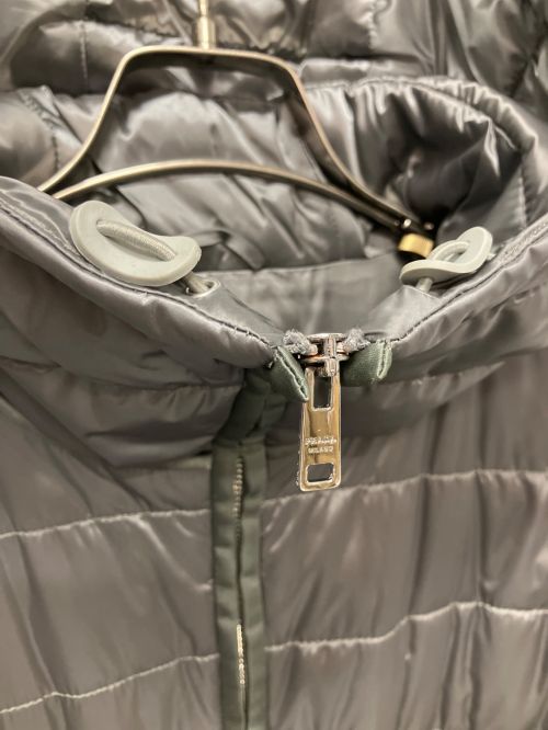PRADA（プラダ）PRADA (プラダ) ウエストシャーリング三角プレート中綿ナイロンコート グレー サイズ:38の古着・服飾アイテム