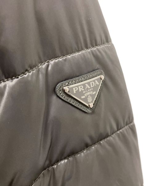 PRADA（プラダ）PRADA (プラダ) ウエストシャーリング三角プレート中綿ナイロンコート グレー サイズ:38の古着・服飾アイテム