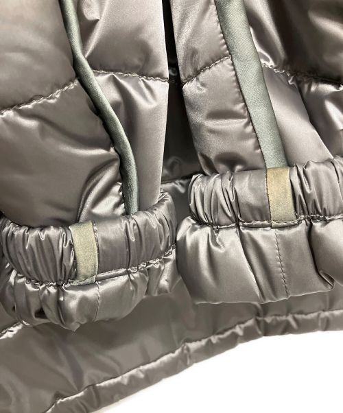 PRADA（プラダ）PRADA (プラダ) ウエストシャーリング三角プレート中綿ナイロンコート グレー サイズ:38の古着・服飾アイテム