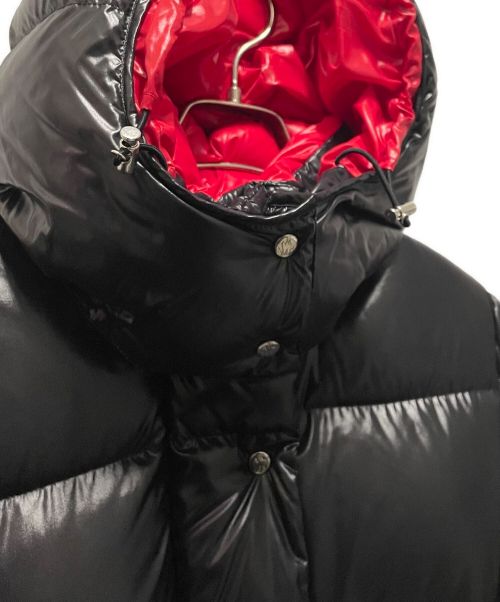 MONCLER（モンクレール）MONCLER (モンクレール) VALENTINO (ヴァレンティノ) VLTNダウンコート ブラック×レッド サイズ:38の古着・服飾アイテム
