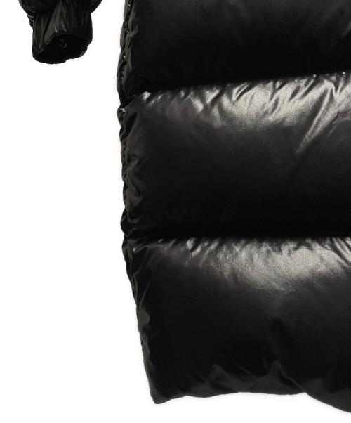 MONCLER（モンクレール）MONCLER (モンクレール) VALENTINO (ヴァレンティノ) VLTNダウンコート ブラック×レッド サイズ:38の古着・服飾アイテム