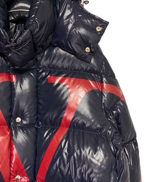 MONCLER（モンクレール）MONCLER (モンクレール) VALENTINO (ヴァレンティノ) ダウンジャケット ネイビー×レッド サイズ:52の古着・服飾アイテム
