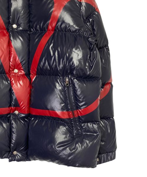 MONCLER（モンクレール）MONCLER (モンクレール) VALENTINO (ヴァレンティノ) ダウンジャケット ネイビー×レッド サイズ:52の古着・服飾アイテム