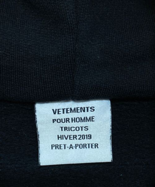 VETEMENTS（ヴェトモン）VETEMENTS (ヴェトモン) パッチプリントパーカー ブラック サイズ:Lの古着・服飾アイテム