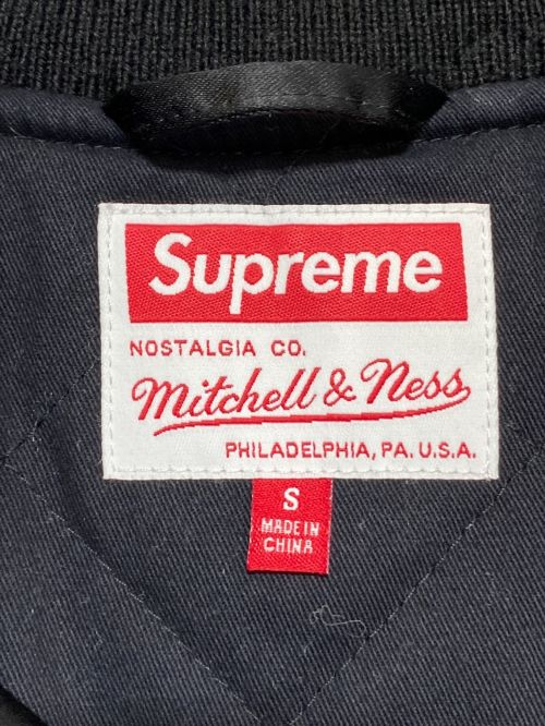 SUPREME（シュプリーム）SUPREME (シュプリーム) MITCHELL & NESS (ミッチェルアンドネス) Satin Varsity Jacket ブラック×レッド サイズ:Sの古着・服飾アイテム