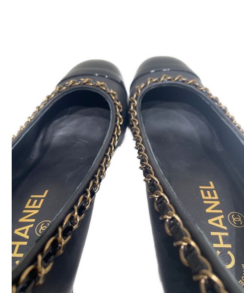 CHANEL（シャネル）CHANEL (シャネル) パテント スクエアトゥ チェーン トリム パンプス ブラック サイズ:39の古着・服飾アイテム