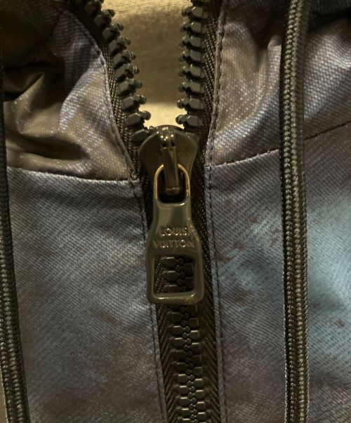 LOUIS VUITTON（ルイ ヴィトン）LOUIS VUITTON (ルイ ヴィトン) ダミエナイロンジップアップブルゾン ブラック×ブルー サイズ:Mの古着・服飾アイテム