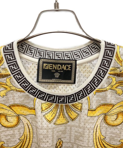 FENDI（フェンディ）FENDI (フェンディ) VERSACE (ヴェルサーチェ) フェンダーチェ メッシュロゴTシャツ ベージュ サイズ:XSの古着・服飾アイテム