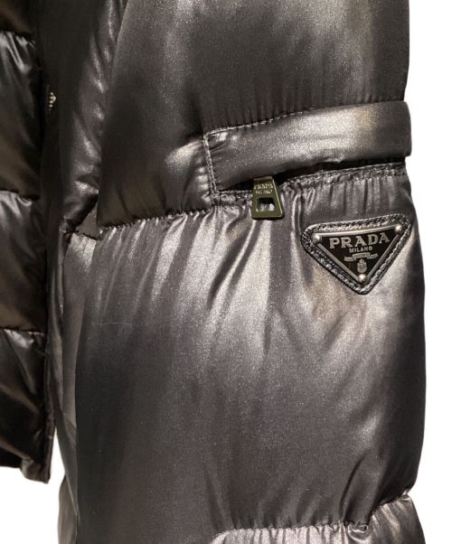 PRADA（プラダ）PRADA (プラダ) Logo Plate Down Jacket（ロゴプレートダウンジャケット） ブラック サイズ:44の古着・服飾アイテム