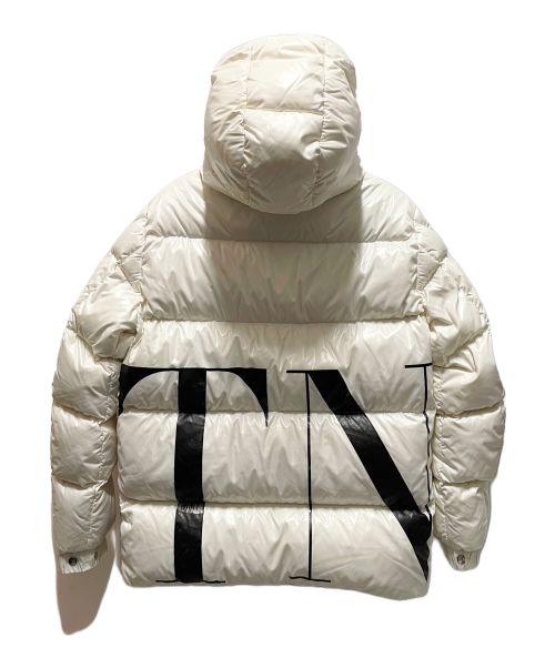 MONCLER（モンクレール）MONCLER (モンクレール) VALENTINO (ヴァレンティノ) VLTN ロゴ フーデッド ダウンジャケット ホワイト サイズ:44の古着・服飾アイテム