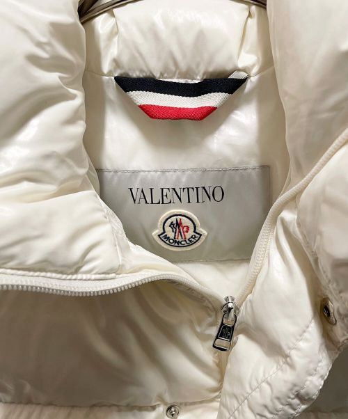 MONCLER（モンクレール）MONCLER (モンクレール) VALENTINO (ヴァレンティノ) VLTN ロゴ フーデッド ダウンジャケット ホワイト サイズ:44の古着・服飾アイテム