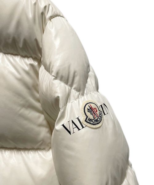 MONCLER（モンクレール）MONCLER (モンクレール) VALENTINO (ヴァレンティノ) VLTN ロゴ フーデッド ダウンジャケット ホワイト サイズ:44の古着・服飾アイテム