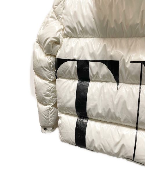 MONCLER（モンクレール）MONCLER (モンクレール) VALENTINO (ヴァレンティノ) VLTN ロゴ フーデッド ダウンジャケット ホワイト サイズ:44の古着・服飾アイテム