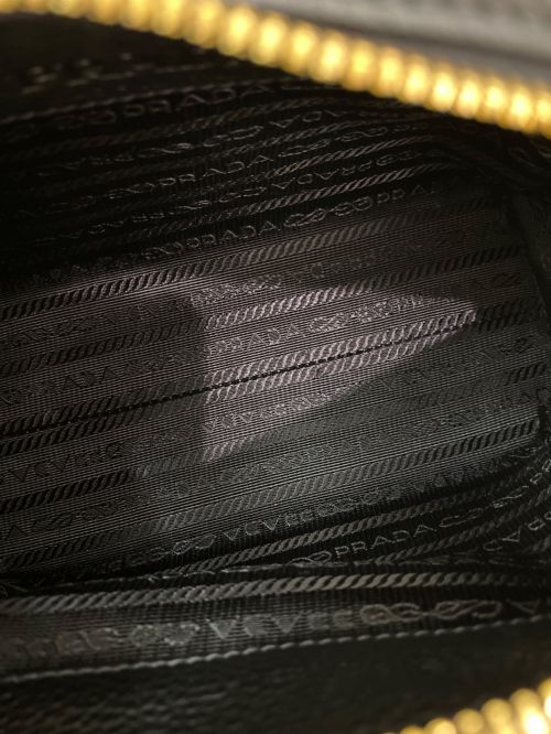 PRADA（プラダ）PRADA (プラダ) フロントロゴショルダーバッグ ブラック サイズ:ミニの古着・服飾アイテム