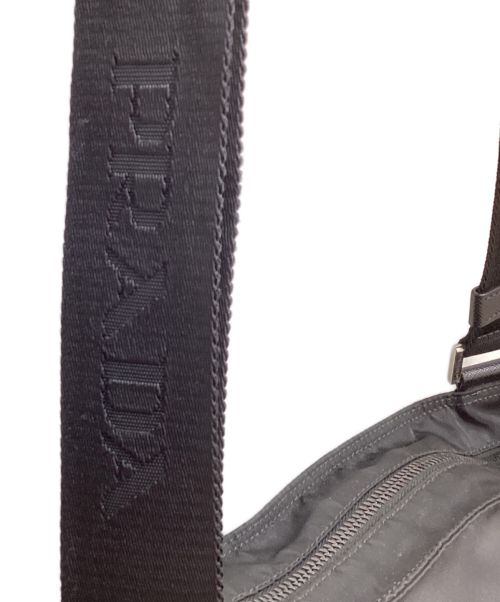 PRADA（プラダ）PRADA (プラダ) ナイロンショルダーバッグ ブラックの古着・服飾アイテム