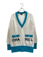 CHANELシャネル）の古着「ロゴVネックニット」｜ホワイト×ブルー