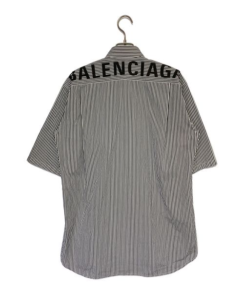 BALENCIAGA（バレンシアガ）BALENCIAGA (バレンシアガ) バックロゴ半袖シャツ ホワイト×ブラック サイズ:36の古着・服飾アイテム